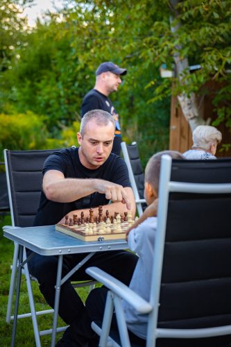 086